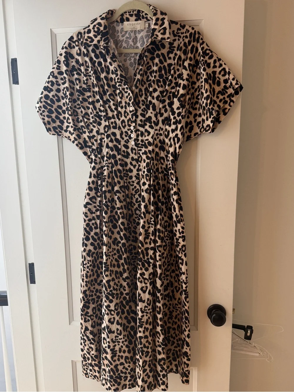 Exquise Leopard Print Button-Front Midi Dress